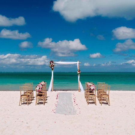 Courtyard By Marriott Nassau Downtown/Junkanoo Beach Экстерьер фото