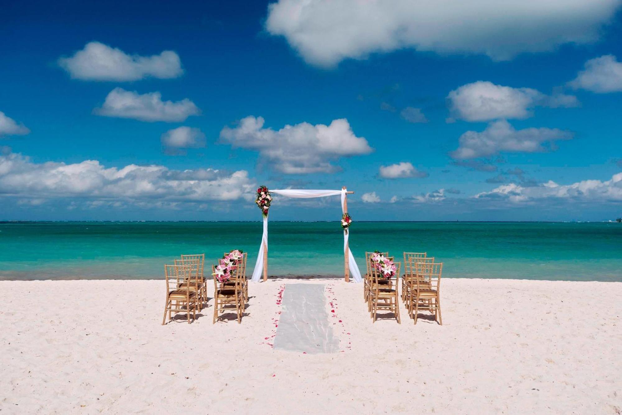 Courtyard By Marriott Nassau Downtown/Junkanoo Beach Экстерьер фото